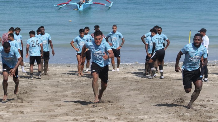 Para pemain PSBS Biak melahap program latihan fisik di Pantai Kuta, Bali, Selasa (8/10/2024).