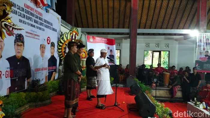 Pasangan calon gubernur dan wakil gubernur Bali, I Wayan Koster-I Nyoman Giri Prasta (Koster-Giri), melaksanakan roadshow politik di Kabupaten Jembrana, Selasa (8/10/2024).