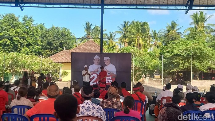 Pasangan calon (paslon) bupati dan wakil bupati Buleleng nomor urut 2 Nyoman Sutjidra-Gede Supriatna melakukan kampanye di Desa Les, Kecamatan Tejakula, Buleleng, Bali, Selasa (8/10/2024). (Made Wijaya Kusuma)