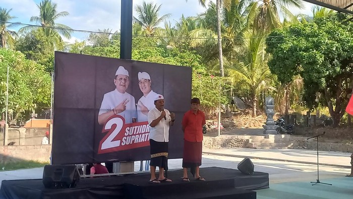 Pasangan calon (paslon) bupati dan wakil bupati Buleleng nomor urut 2 Nyoman Sutjidra-Gede Supriatna melakukan kampanye di Desa Les, Kecamatan Tejakula, Buleleng, Bali, Selasa (8/10/2024). (Made Wijaya Kusuma)