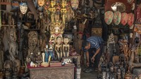 Penjual menata dagangannya di Sentra Penjualan Barang Antik Jalan Surabaya, Menteng, Jakarta, Senin (7/10/2024).  