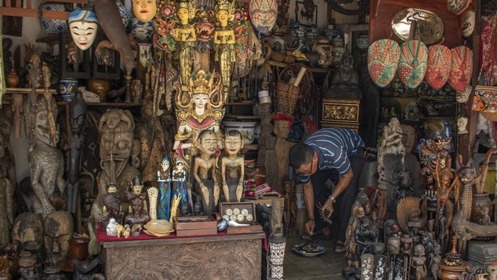Pasar barang antik di Jakarta Penjual membersihkan barang dagangannya di Sentra Penjualan Barang Antik Jalan Surabaya, Menteng, Jakarta, Senin (7/10/2024). Lokasi tersebut telah ada sejak 1970-an dan hingga kini menjadi destinasi bagi pecinta barang antik dalam mencari sejumlah barang seperti buku, jam, piringan hitam, kamera, ukiran kayu, patung, hingga benda berbahan keramik. ANTARA FOTO/Idlan Dziqri Mahmudi/app/foc.