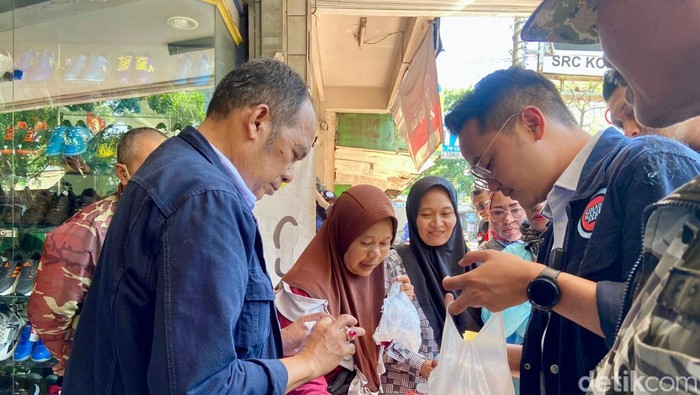 Paslon nomor urut 2, Ngatiyana-Adhitia blusukan di Jalan Gandawijaya
