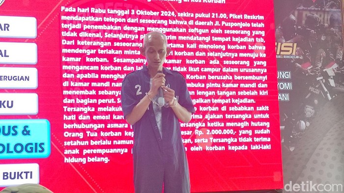 Pelaku penembakan gadis ABG di Semarang saat dihadirkan dalam jumpa pers di Mapolrestabes Semarang, Senin (7/10/2024)