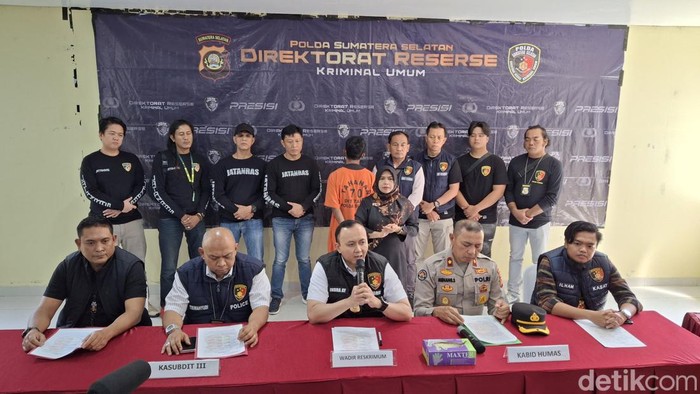 Pelaku penusukan sopir truk asal Lampung saat dihadirkan dalam rilis di Polda Sumsel