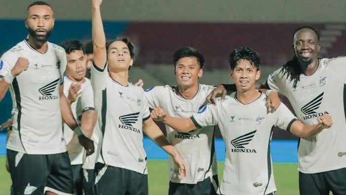 Pemain PSM Makassar merayakan gol Victor Dethan ke gawang Persija Jakarta dalam laga Liga 1 2024/2025 di Stadion Sultan Agung.