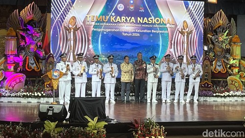 Pemberian penghargaan kepada desa/kelurahan berprestasi oleh Kemendagri di Bali, Selasa (8/10/2024).