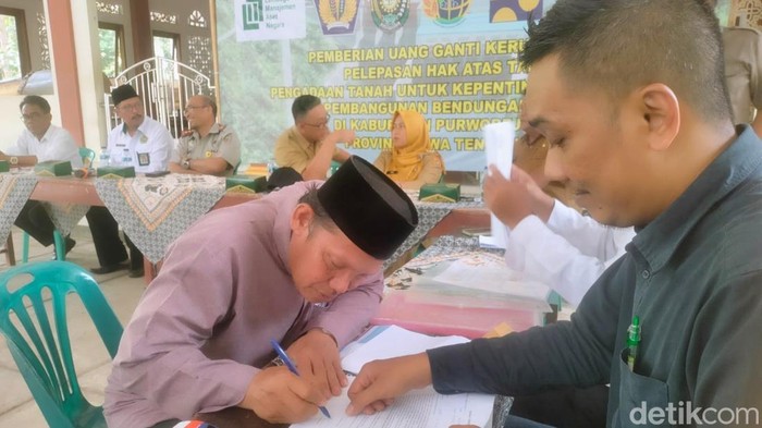 Pemberian UGR dan pelepasan hak atas tanah, pengadaan tanah untuk kepentingan umum bagi pembangunan Bendungan Bener di Kabupaten Purworejo, Jawa Tengah, Selasa (8/10/2024).