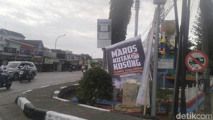 Penampakan kbliho kotak kosong di Jalan Poros Maros-Pangkep. Reinhard Soplantila/detikSulsel