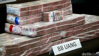 Bareskrim Polri menyita barang bukti uang tunai dalam pengungkapan kasus judol tersebut.