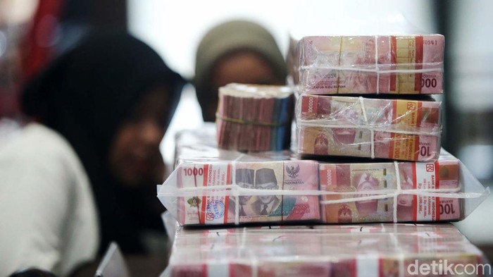 Bareskrim Polri membongkar sindikat judi online yang dikendalikan WN China berinisial QF. Barang bukti uang tunai juga disita dari pengungkapan kasus tersebut.