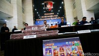 Dirtipidsiber Bareskrim Polri Brigjen Himawan Bayu Aji menggelar rilis pengungkapan kasus judi online yang dikendalikan WN China di Mabes Polri, Jakarta Selatan, Selasa (8/10/2024).
