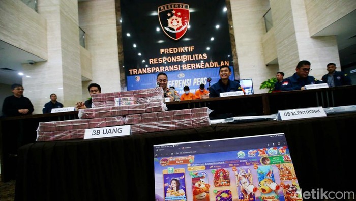 Penampakan Tumpukan Duit Barbuk Judol yang Dikendalikan WN China Bareskrim Polri membongkar sindikat judi online yang dikendalikan WN China berinisial QF. Barang bukti uang tunai juga disita dari pengungkapan kasus tersebut.