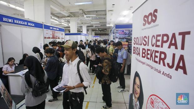 Pencari kerja mencari info lowongan pekerja dalam aktivitas Indonesia Career Expo di Grand ITC Permata Hijau, Jakarta, Selasa (8/10/2024). (detikai.com/Faisal Rahman)