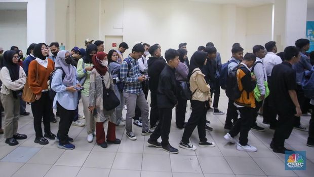 Pencari kerja mencari informasi lowongan pekerja dalam acara Indonesia Career Expo di Grand ITC Permata Hijau, Jakarta, Selasa (8/10/2024). (CNBC Indonesia/Faisal Rahman)