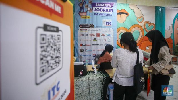 Pencari kerja mencari informasi lowongan pekerja dalam acara Indonesia Career Expo di Grand ITC Permata Hijau, Jakarta, Selasa (8/10/2024). (CNBC Indonesia/Faisal Rahman)