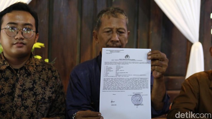Tim kuasa hukum pria inisial W yang merupakan Pj Lurah Sidokerto menunjukkan bukti laporan polisi, Selasa (8/10/2024).