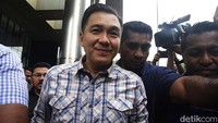 David yang mengenakan kemeja kotak-kotak lengan panjang itu sempat melempar senyuman saat berjalan meninggalkan gedung KPK.