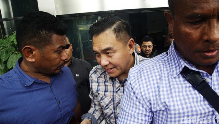 Pengusaha David Glen Diperiksa KPK Sejumlah orang mengawal ketat pengusaha David Glen Oei (tengah) usai menjalani pemeriksaan di Gedung Merah Putih KPK, Jakarta, Selasa (8/10/2024). David Glen Oei diperiksa sebagai saksi untuk tersangka mantan Gubernur Maluku Utara Abdul Gani Kasuba dalam kasus tindak pidana pencucian uang di lingkungan Pemerintah Provinsi Maluku Utara.