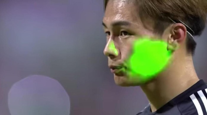 Penyerang Jepang Ayase Ueda dilaser suporter Bahrain saat hendak mengambil tendangan penalti.