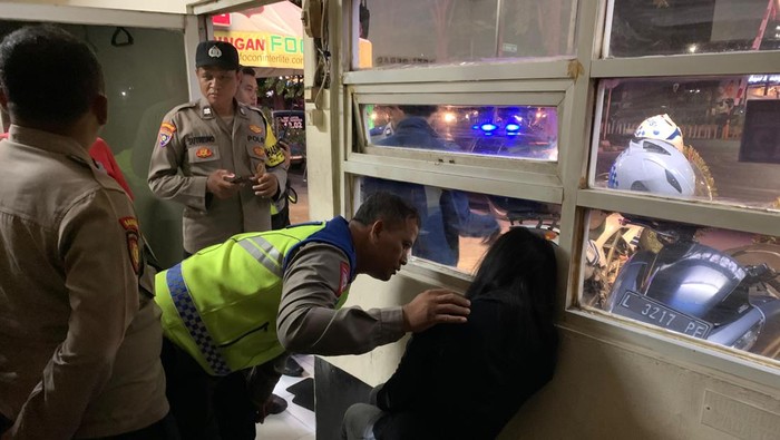 Perempuan di Surabaya hendak bunuh diri digagalkan petugas