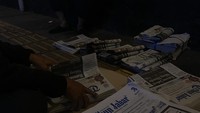Agen mengikat kembali beberapa eksemplar koran dengan media yang berbeda ke dalam satu ikatan.