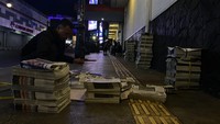 Tumpukan koran dipinggir jalan dibongkar. disusun satu per satu dengan tiap media yang berbeda guna memudahkan loper membawa koran pesanannya.