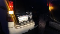 Sekitar pukul 02.00 lewat tengah malam, mobil distributor datang membawa koran untuk hari ini. Setidaknya, setiap harinya terdapat 4 mobil distributor media lokal dan 2 mobil distributor media nasional tiba.
