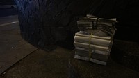 Koran menunggu dijemput. Menunggu sampai di depan pintu para pembaca.