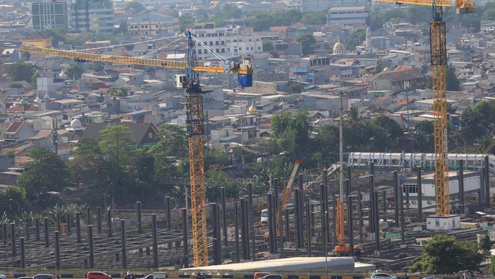 Suasana proyek perluasan Stasiun KA Tanah Abang terlihat dari gedung Pasar Tanah Abang di Jakarta, Senin (7/10/2024). Kementerian Perhubungan menargetkan proyek perluasan dan pengembangan stasiun tersebut selesai pada akhir 2024 untuk meningkatkan pelayanan kepada penumpang baik dari sisi kemudahan, kenyamanan maupun aksesibilitas. ANTARA FOTO/Reno Esnir/app/nym.