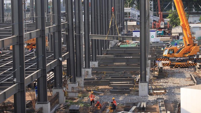 Perluasan Stasiun Tanah Abang Suasana proyek perluasan Stasiun KA Tanah Abang terlihat dari gedung Pasar Tanah Abang di Jakarta, Senin (7/10/2024). Kementerian Perhubungan menargetkan proyek perluasan dan pengembangan stasiun tersebut selesai pada akhir 2024 untuk meningkatkan pelayanan kepada penumpang baik dari sisi kemudahan, kenyamanan maupun aksesibilitas. ANTARA FOTO/Reno Esnir/app/nym.