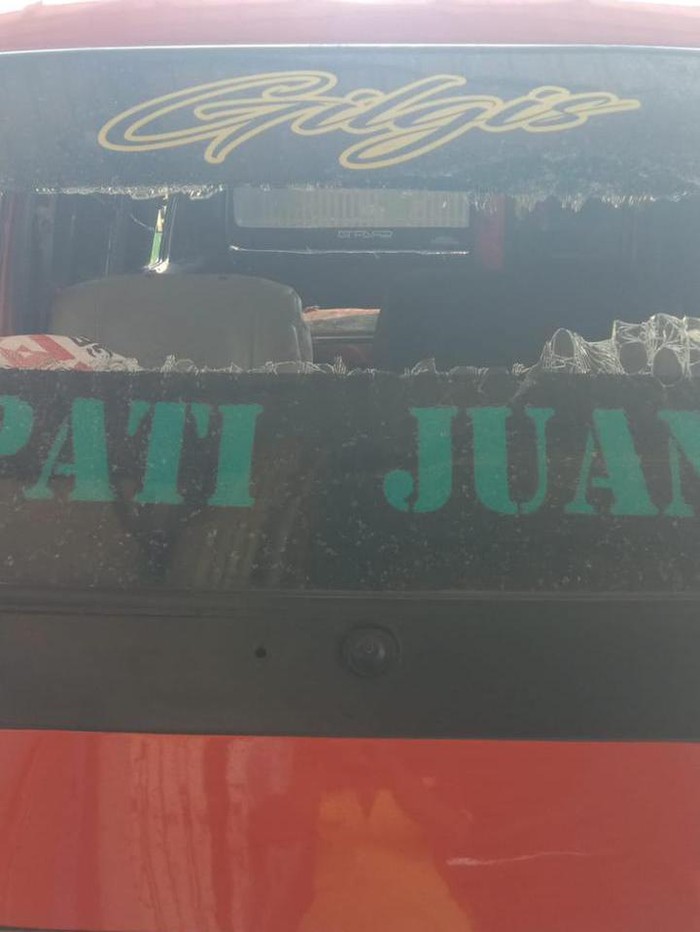 Penampakan kaca yang pecah setelah diduga dirusak OTK di Pati, Selasa (8/10/2024).