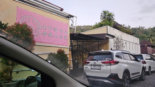 Petugas Imigrasi Mataram menggerebek satu vila di Senggigi, Lombok Barat, yang diduga menjadi tempat penjualan mutiara ilegal asal China, Senin (7/10/2024).