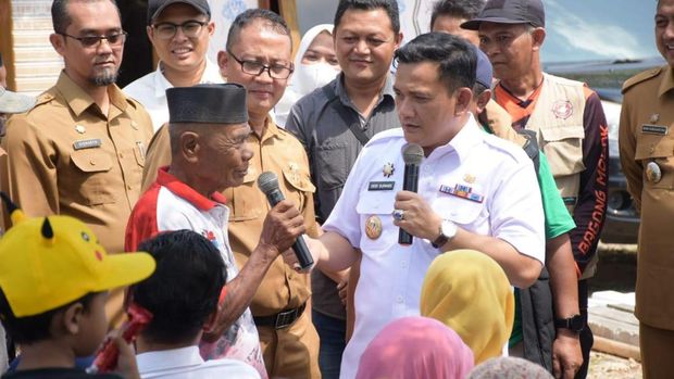 Pj Bupati Majalengka Dedi Supandi saat berbincang dengan warga