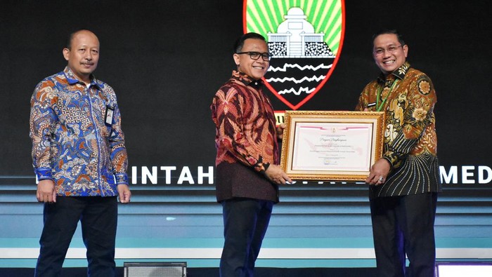 Pj Bupati Sumedang Yudia Ramli saat menerima piagam penghargaan dari MenPAN RB.