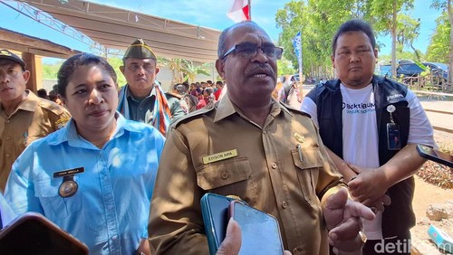 Pj Bupati TTS, Seperius Edison Sipa, saat diwawancarai di Kantor Desa Oinlasi, Kecamatan Mollo Selatan Selasa (8/10/2024).