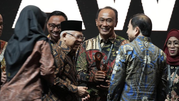 Pj Gubernur Sulsel Zudan Arif menerima SDGs Action Award 2024.