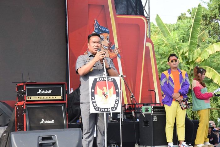 Pjs Bupati Sidoarjo Isa Anshori saat memberikan sambutan diacara kirab Maskot Pilkada 2024