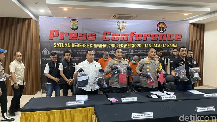 Polisi menangkap 5 orang yang menodong hingga merampas tas driver ojek online (ojol) berinisial W (26) di Kebon Jeruk, Jakarta Barat. (Devi Puspitasari/detikcom)
