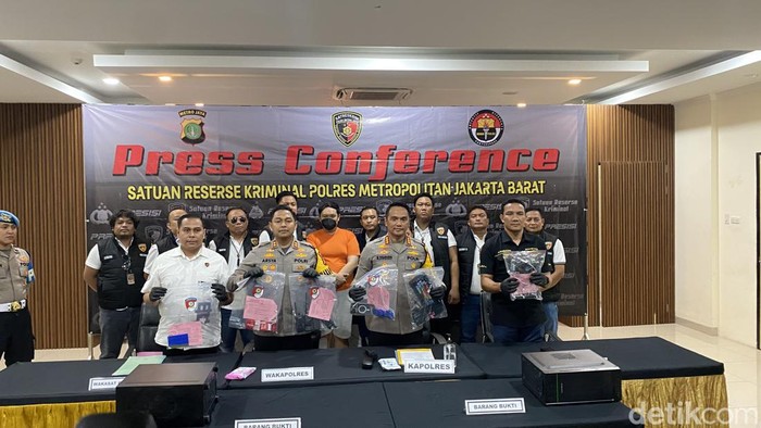 Polisi menangkap tersangka pemilik dan pengelola dua situs judi online (judol) bernama Justin alias JH (28) di Jakbar. Pelaku mengaku baru 5 bulan beroperasi. (Devi P/detikcom)