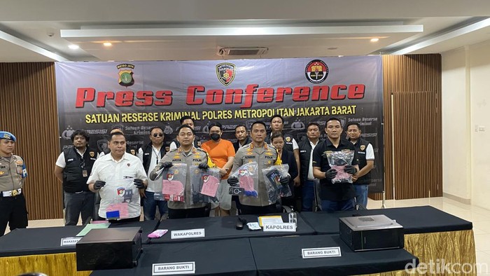 Polisi menangkap tersangka pemilik dan pengelola dua situs judi online (judol) bernama Justin alias JH (28) di Jakbar. Pelaku mengaku baru 5 bulan beroperasi. (Devi P/detikcom)