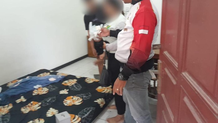 Polisi mengamankan 10 pasangan bukan suami istri Tengah berduaan di kamar kosan Kudus, Senin (7/10/2024)
