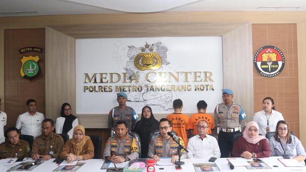 Polisi menggelar konferensi pers kasus pencabulan anak di panti asuhan Kunciran Indah, Kota Tangerang.