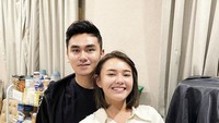 Terlepas dari isu tersebut, pemeran Andini di Ikatan Cinta itu terlihat hobi makan, mulai dari makan di restoran hingga ngemil makanan manis. Foto: Instagram @amandamanopoo12