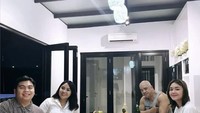 Artis keturunan Indonesia-Filipina itu juga suka membagikan momen hangat bersama keluarga. Meskipun hanya di rumah, tetapi Amanda dan keluarganya telah menyiapkan banyak makanan di meja. Foto: Instagram @amandamanopoo12