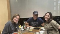 Terekam lagi momen ketika wanita yang sukses diet ini makan bersama keluarga. Bersama ayah dan kakaknya, Amanda makan di restoran Korea. Foto: Instagram @amandamanopoo12
