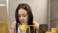 Memang Amanda setiap harinya disibukkan dengan berbagai macam kegiatan. Bahkan, ia sempat mengerjakan ujian sambil makan malam di restoran sushi. Foto: Instagram @amandamanopoo12