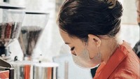 Amanda juga suka mencoba banyak hal baru. Salah satu contohnya ketika Amanda mencoba meracik kopi sendiri layaknya seorang barista. Foto: Instagram @amandamanopoo12