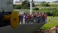 Terusan Panama tidak hanya bekerja sebagai jalur pintas yang memotong daratan. Kanal ini memiliki teknologi khusus saat dilewati kapal-kapal.  Awalnya, kapal akan memasuki jalur Gatún Locks di Samudra Atlantik. Gatun Locks adalah rangkaian tiga anak tangga yang mengangkat kapal setinggi 26 mdpl ke Danau Gatun. Kapal lalu melanjutkan perjalanan ke Pedro Miguel Locks tempat kapal akan diturunkan sejauh 9 meter ke Danau Miraflores. Kapal-kapal tersebut berjalan sejauh 2 km menuju Miraflores Locks yang menurunkan kapal sesuai permukaan laut. Kapal-kapal kemudian berlayar sepanjang 11,2 km memasuki Samudra Pasifik.  