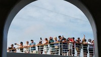Untuk bisa naik dan turun dari permukaan laut, setiap kapal akan masuk ke ruang terkunci sepanjang 304 meter dan lebar 33,5 meter. Mesin lalu akan memompa air masuk atau keluar dari ruangan tersebut. Kapal akan naik jika air di dalam ruangan bertambah. Sementara kapal turun jika air dalam ruangan berkurang. Semua air yang digunakan di Terusan Panama mengalir dari laut secara gravitasi. Karena itu, curah hujan sangat penting untuk menjaga operasional kanal ini.  